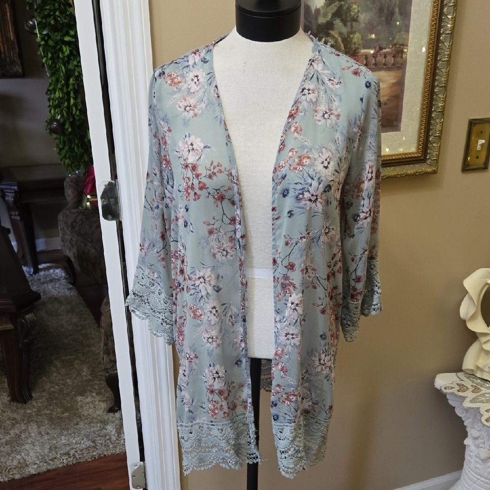 Altar'd State Floral Pastel Lace Trim Half Sleeve Open Front Top Size Medium EUC